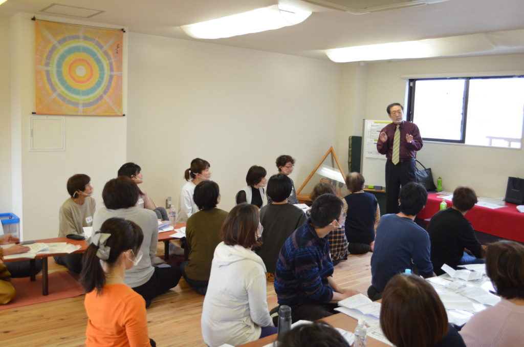 神沢先生による直接指導』誰にでも宿る癒しの力を引き出すセミナーのイベントレポートをアップしました！ | プレマ・サット・サンガ